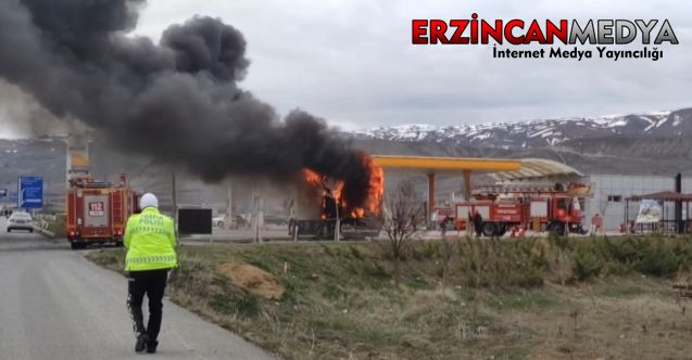 Akaryakıt istasyonunda kamyon alev alev yandı