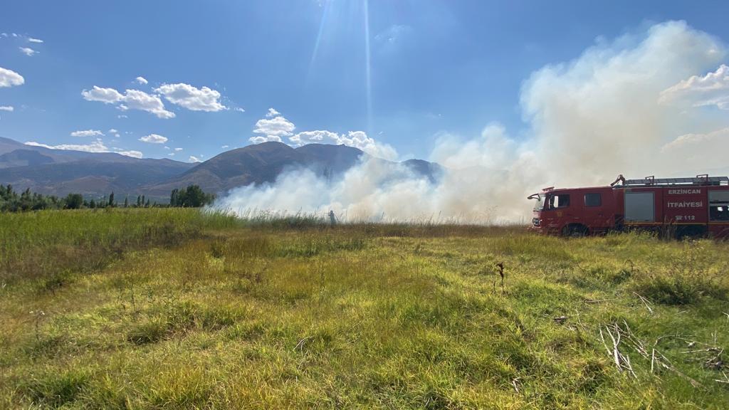 Erzincan’da çıkan arazi yangını
