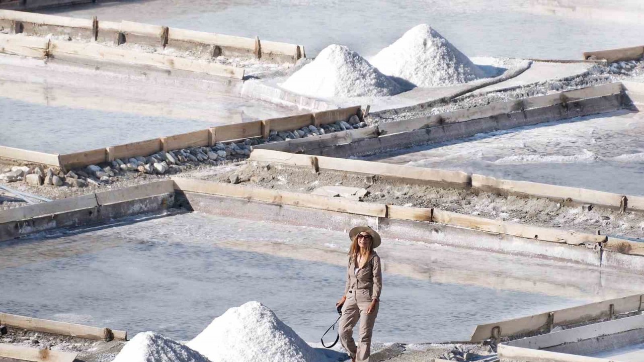 Asırlık tuz işletmesi iki ünlü fotoğrafçının ziyaretine ev sahipliği yaptı