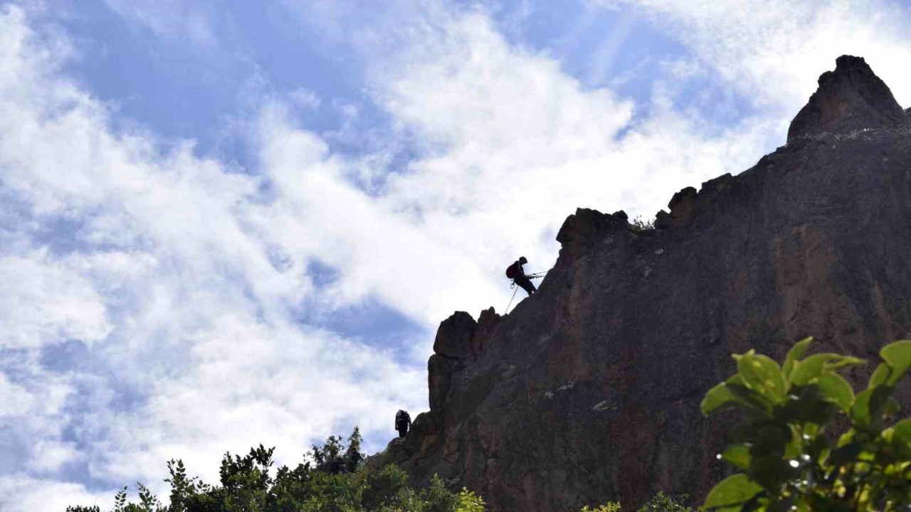 Dağcılar Kemaliye’de kaya tırmanışı gerçekleştirdi