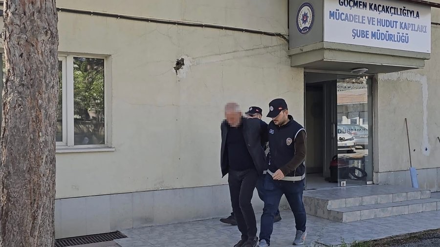 Erzincan’da araç içerisinde 8 kaçak göçmen yakalandı