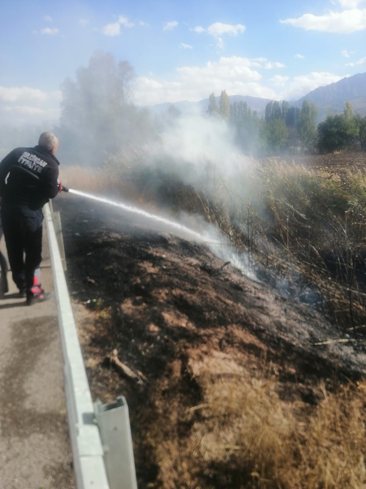 Erzincan’da  arazi yangını çevre arazilere sıçramadan söndürüldü