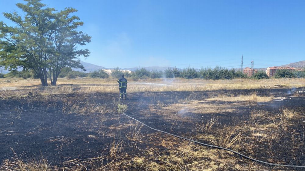 Erzincan’da arazide çıkan yangın söndürüldü