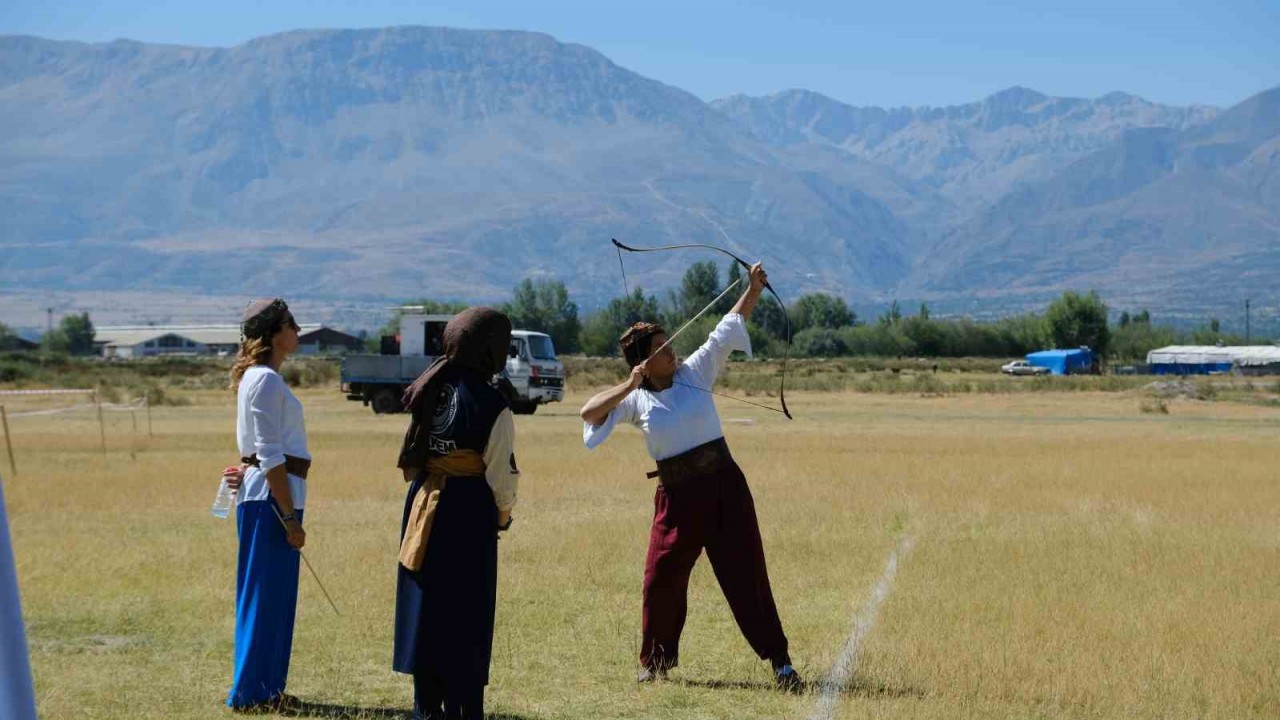 Erzincan’da Geleneksel Türk Okçuluğu Hava Koşusu Türkiye Şampiyonası başladı