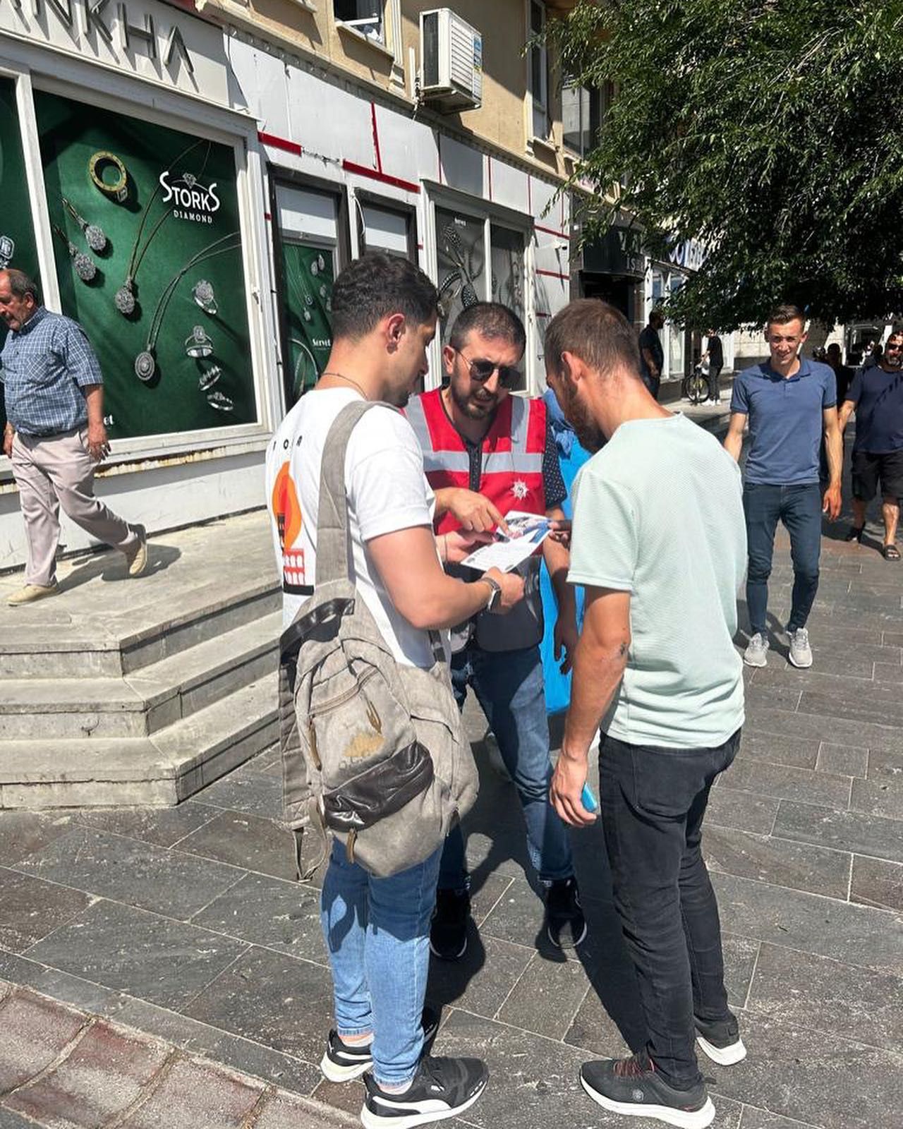 Erzincan’da polis ekipleri vatandaşı bilgilendirmeye devam ediyor