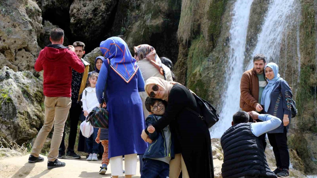Girlevik Şelalesi bayramda da vatandaşların uğrak yeri oldu