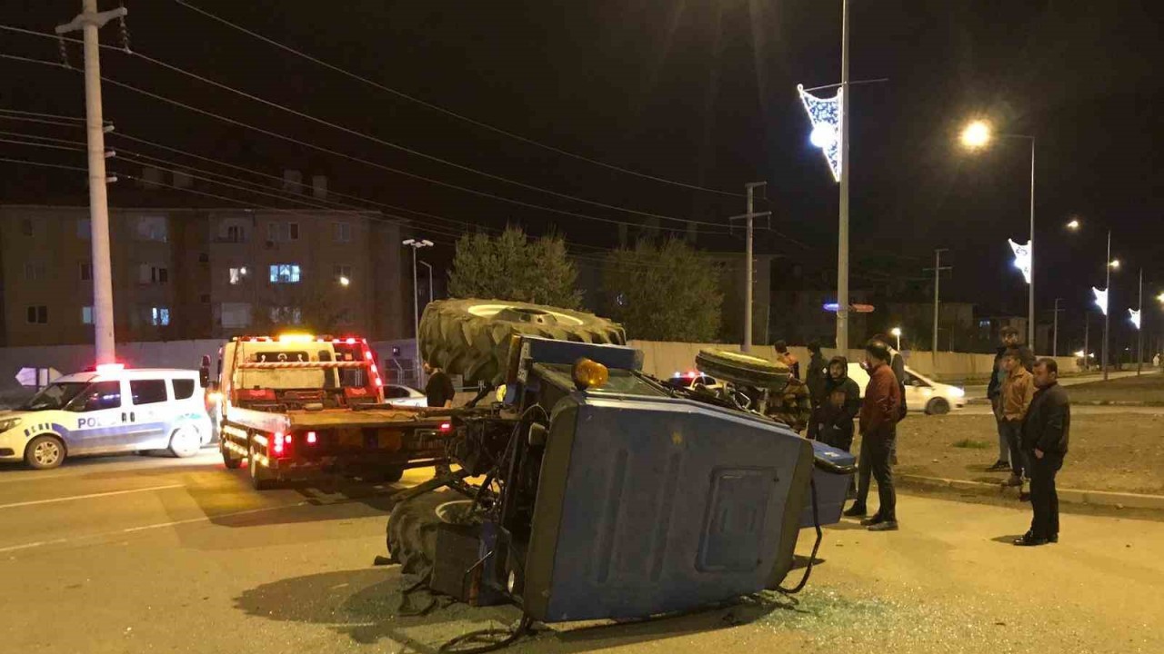 Iğdır’da otomobil traktöre çarptı: 6 yaralı