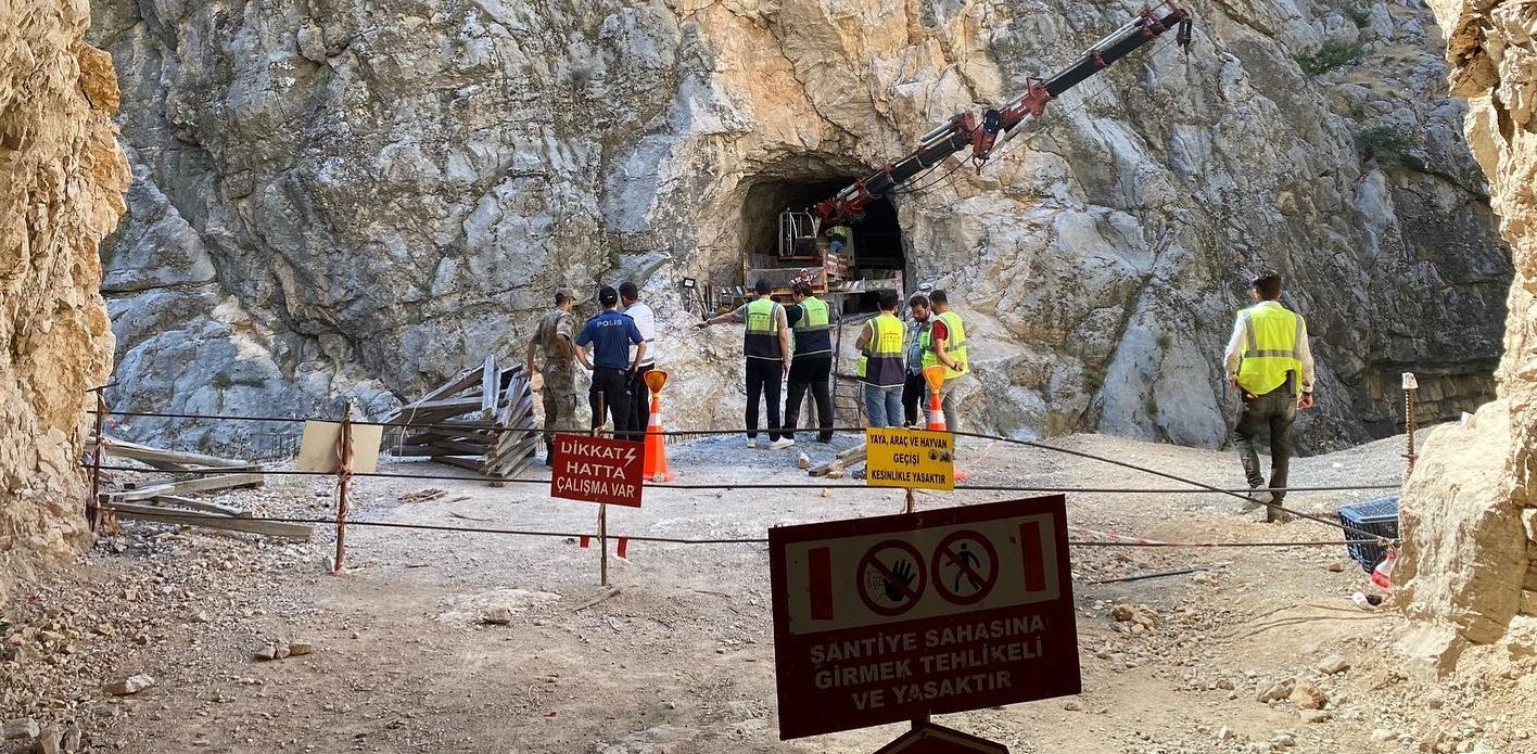 Kemaliye- Dutluca tünelleri ile taş yolu dili deresinde çalışmalar sürüyor