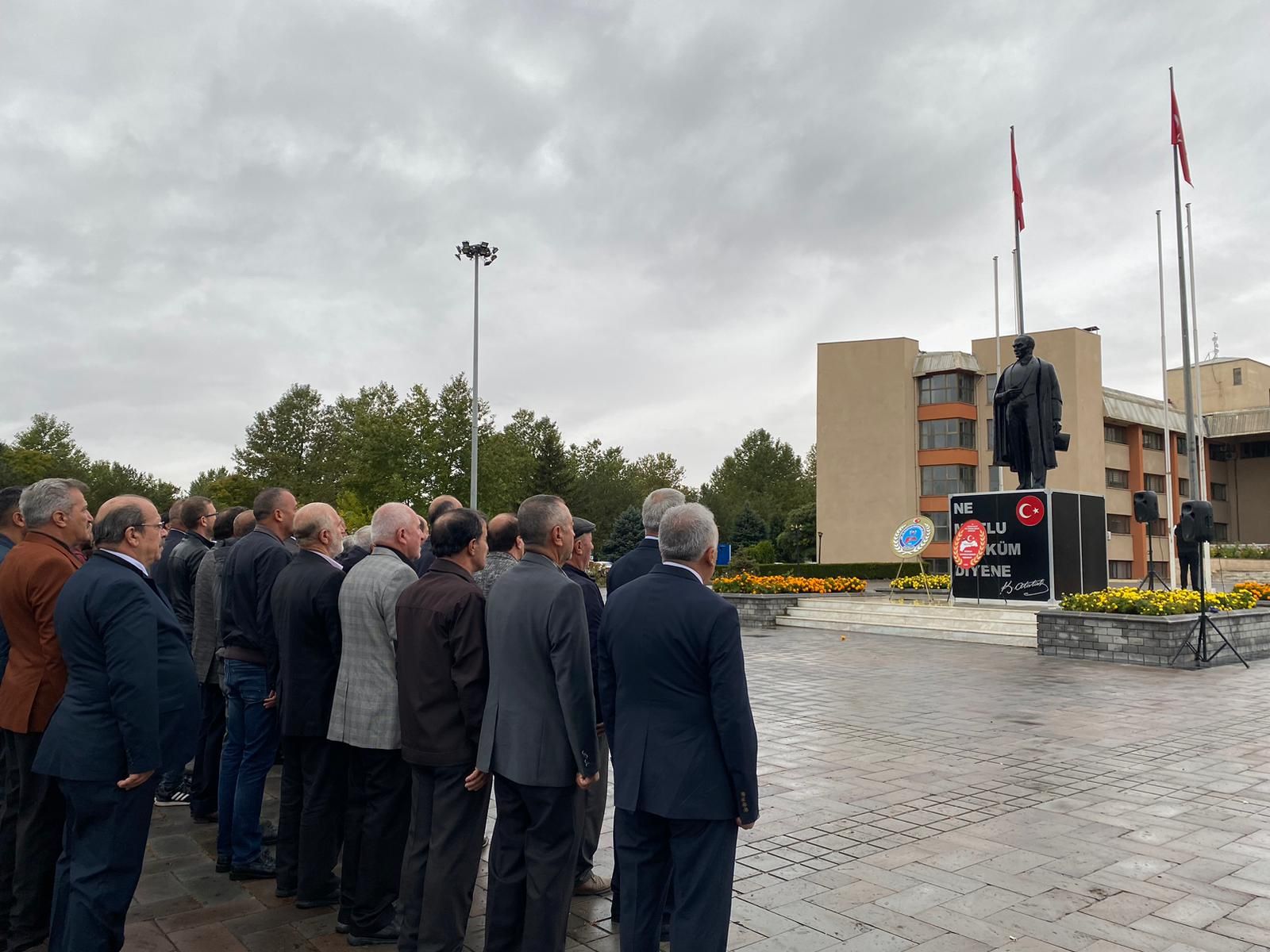 Muhtarlar Atatürk Anıtına Çelenk Bıraktı