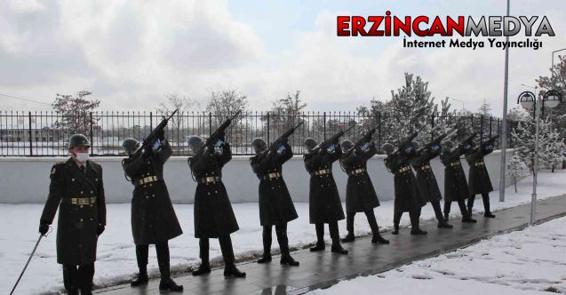 Şehitler, Erzincan’da kar yağışı altında anıldı