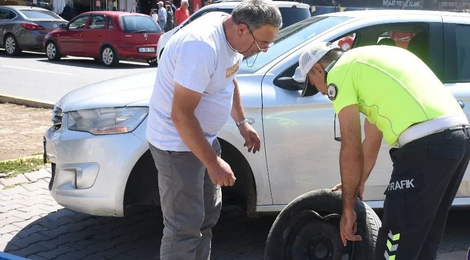 Erzincan'da otomobilinin lastiği patlayan