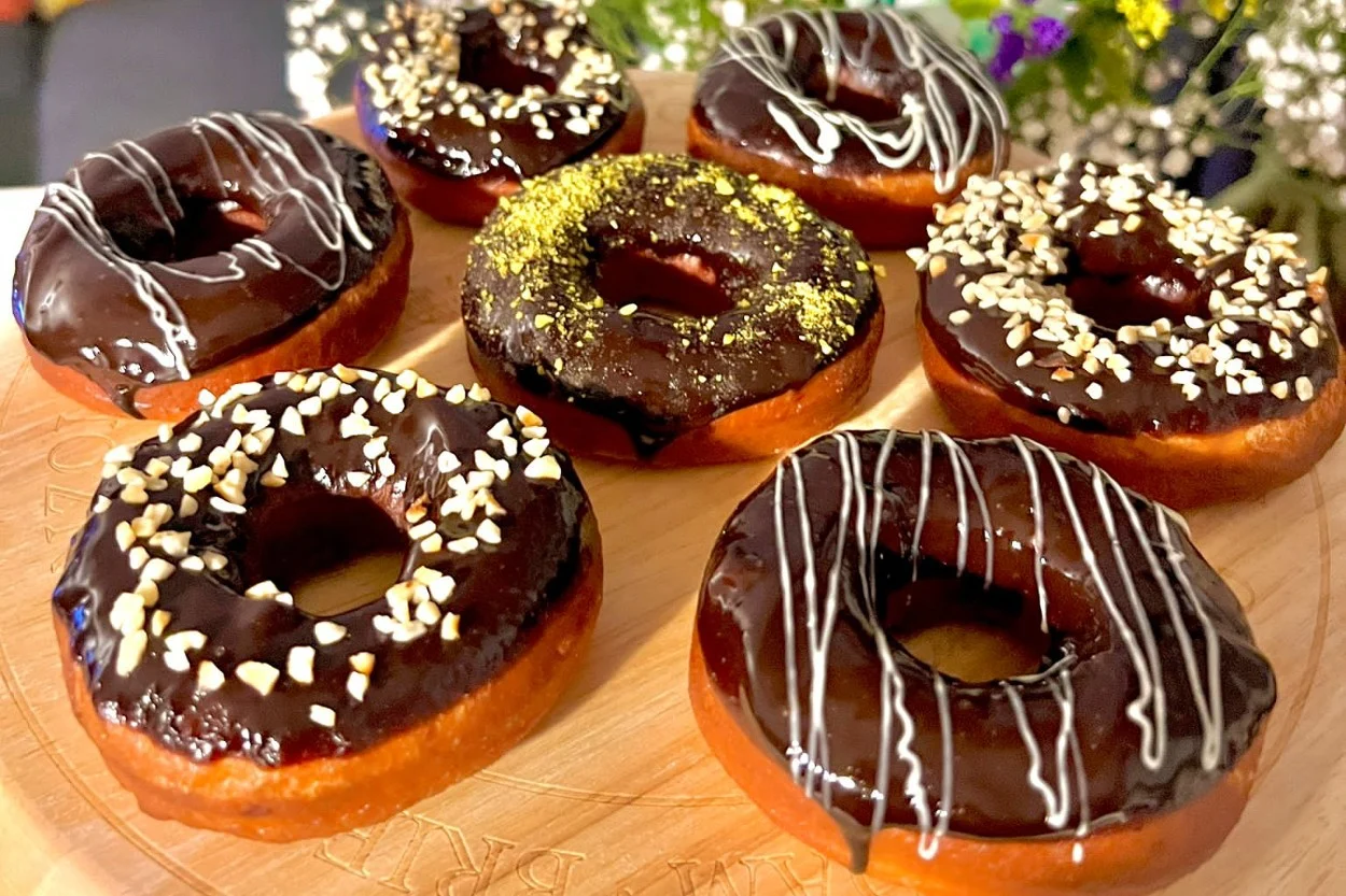 Tatlı Kaçamakların Vazgeçilmezi: Ev Yapımı Çikolatalı Donut