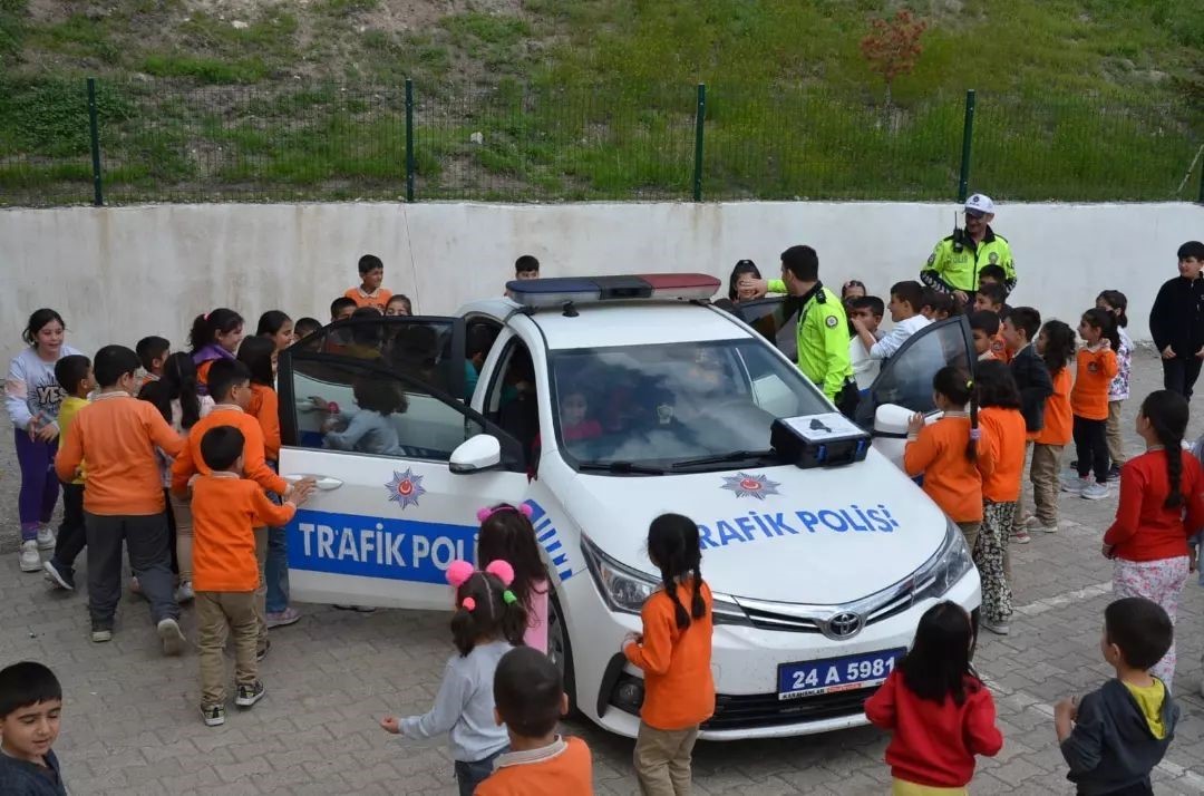 Tercan’da öğrencilere güvenli trafik eğitimi verildi