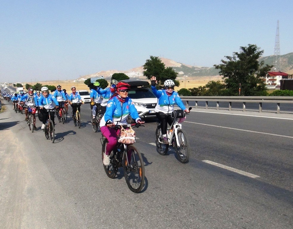 Van Gölü için pedal çeviren bisiklet tutkunları Bitlis’e ulaştı