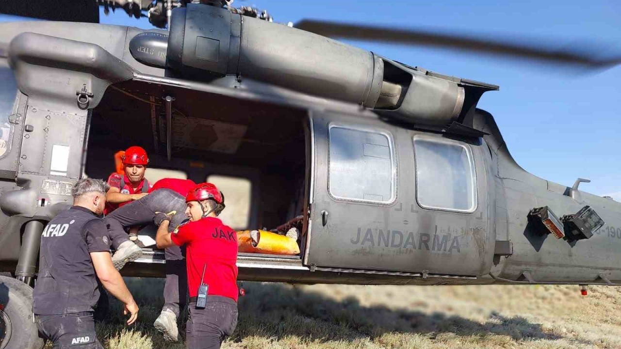 Yaralanan dağcı helikopterle kurtarıldı