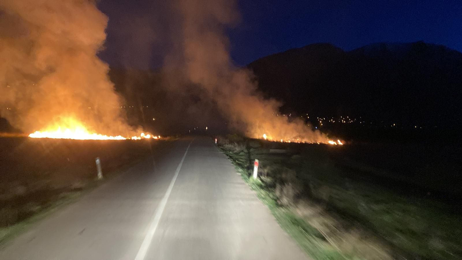 Erzincan’da örtü yangını kısa sürede söndürüldü