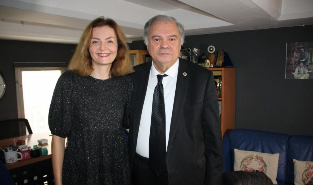 Eski Devlet Bakanı Yüksel Yalova, Kedi Sahne Sanatları'nda sahneye çıkarak