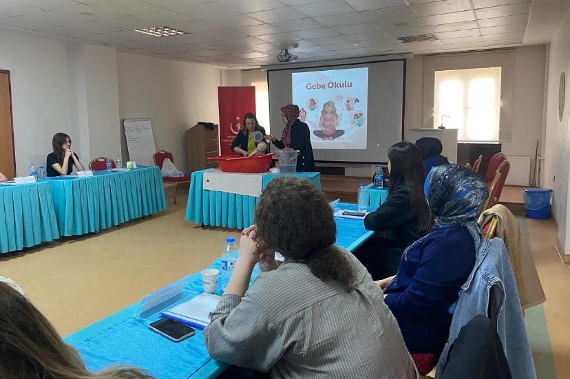 Erzincan’da “Normal Doğum Eylem Planı” kapsamında gebe okullarında görev yapan