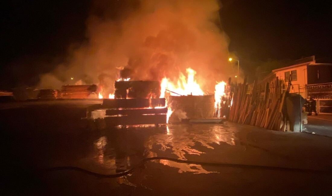 Erzincan’ın Karaağaç Mahallesi’nde bir iş yerinde çıkan yangın, gece saatlerinde