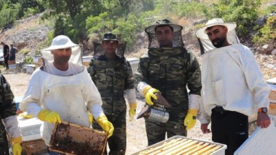 Erzincan’ın Kemah ilçesinde 14.750 kovandan yapılan bal hasadı üreticilerin yüzünü