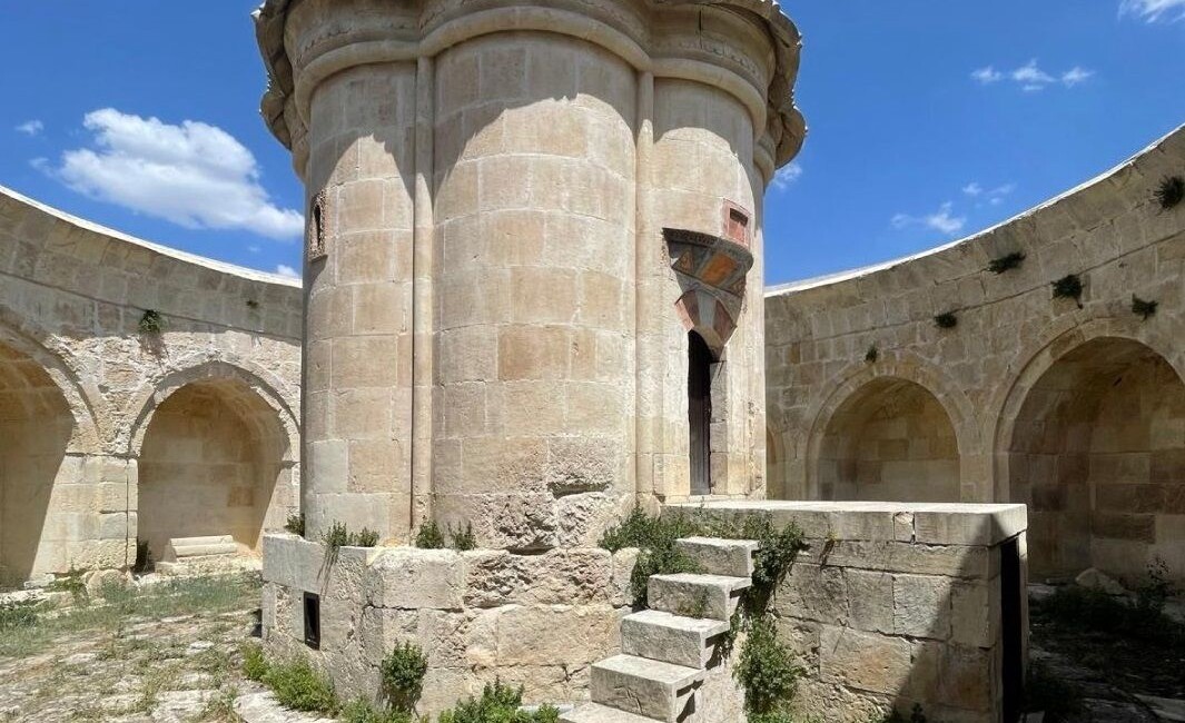 Erzincan’ın Tercan ilçesinde yer alan Mama Hatun Türbesi, mimarisi kadar