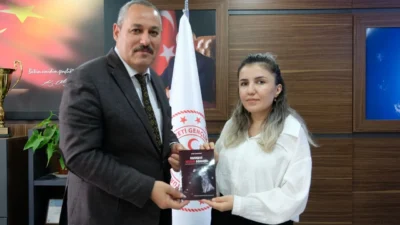 "Bir Asrın Öyküsü" yarışmasında Türkiye birincisi olan Erzincanlı Gaye Tanrıverdi'nin