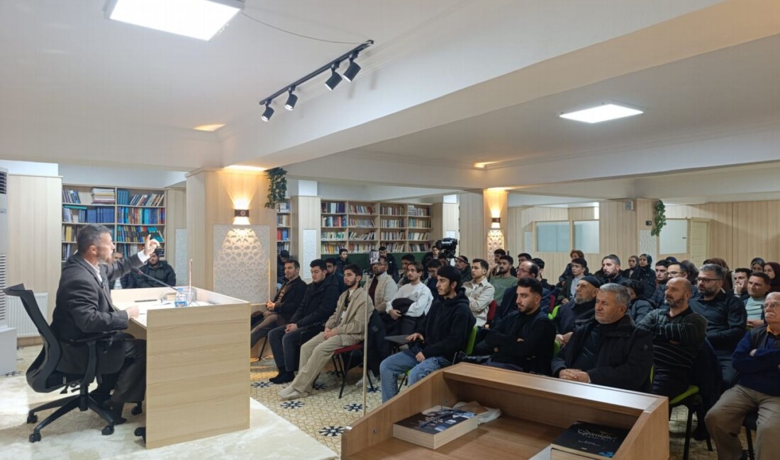 Yazarlar Birliği Erzincan Şubesi'nde konuşan Manevi Danışman Mehmet Kurtaran, İslam