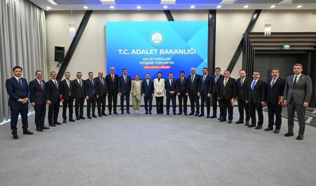 AK Parti Erzincan Milletvekili Süleyman Karaman, milletvekilleriyle birlikte Adalet Bakanı